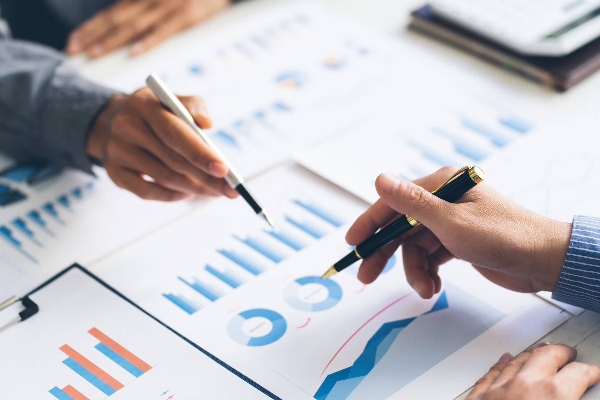 vecteezy_financial-accounting-investment-advisor-consulting-with-her_7359562 vecteezy_financial-accounting-investment-advisor-consulting-with-her_7359562